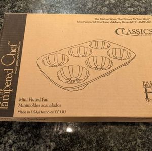 Retired Classics Collection Family Heritage Stoneware #1441 Mini Fluted Pan $29